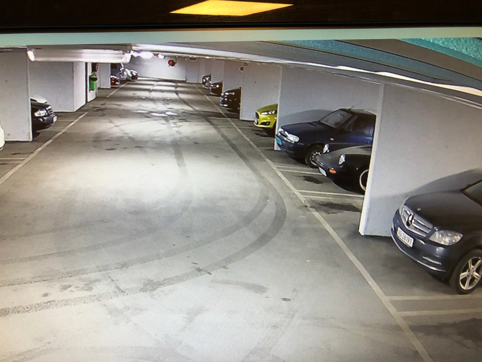 Kameraovervåket garasje m/el bil lader. Plass til stor bil. Galleribilde