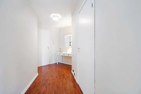 Entre med dører inn til bod og bad i tillegg utgang utgang Galleribilde