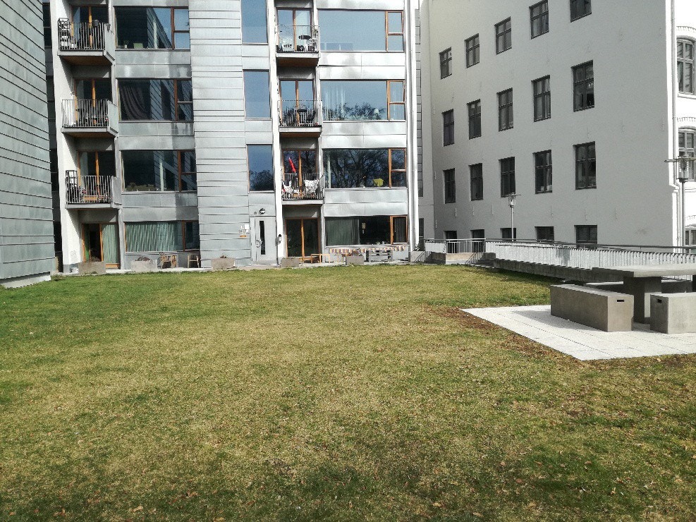 Bakgård mot inngangsparti Galleribilde