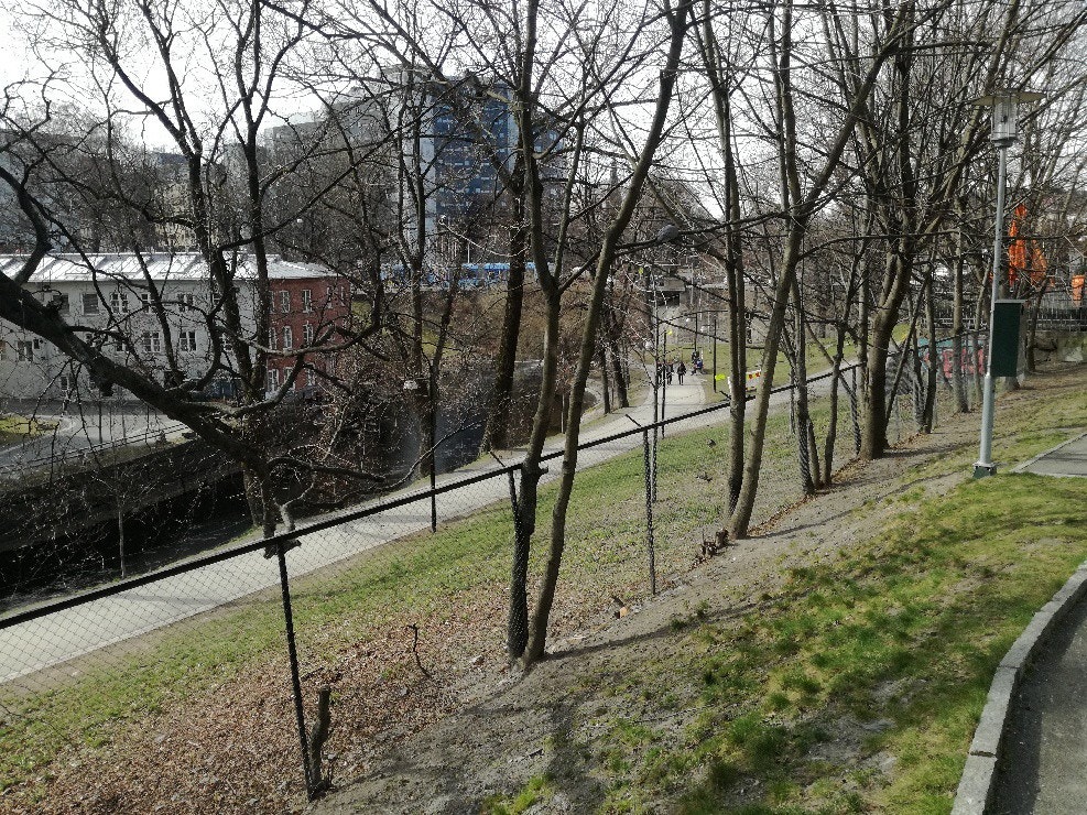 Høyt gjerde sikrer bakgården uten å ta vekk den flotte utsikten mot elven Galleribilde