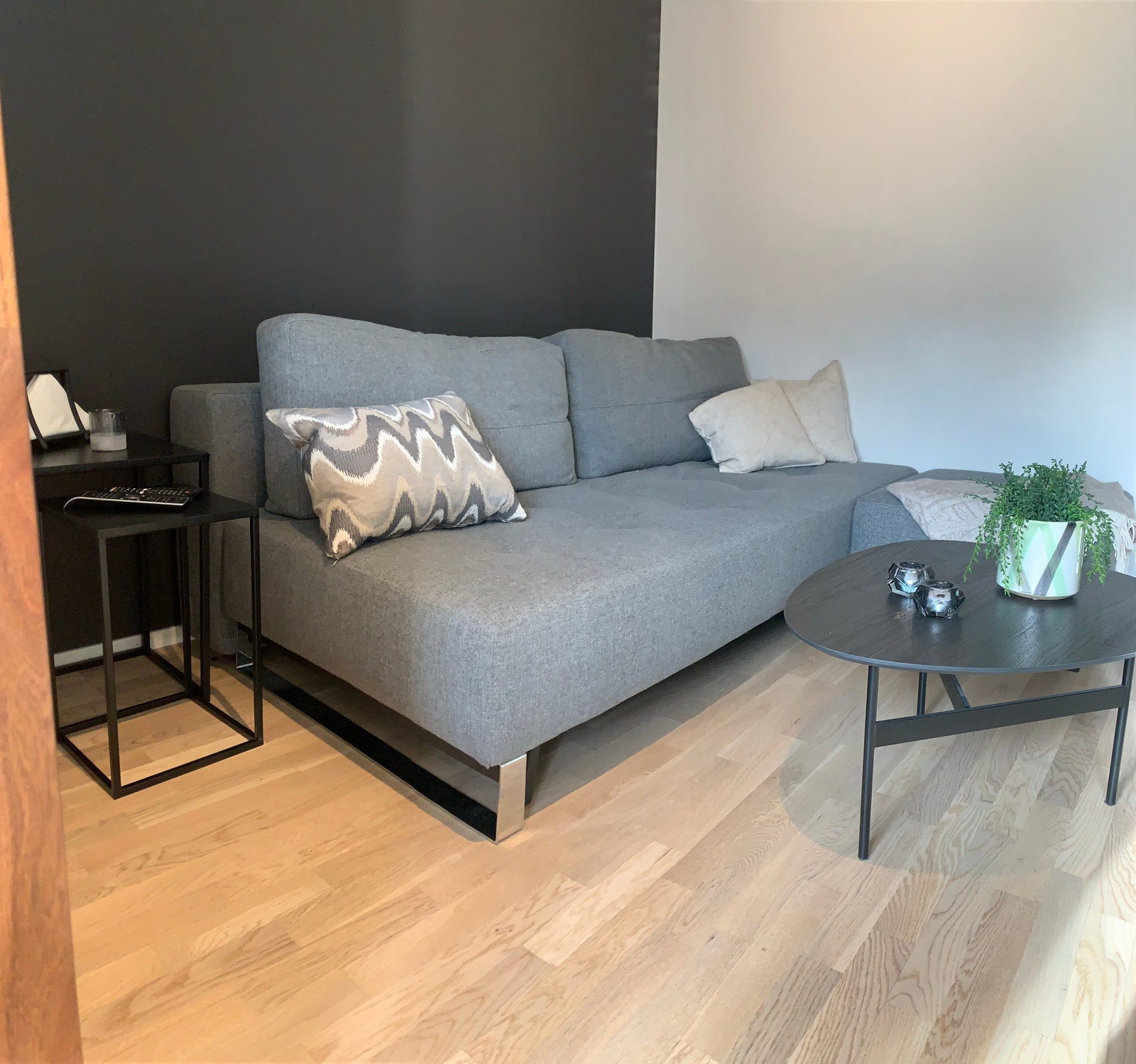 Kontrastvegg i stuen. Sofa kan enkelt slås ut til en behaglig 150 seng med overmadrass. Galleribilde