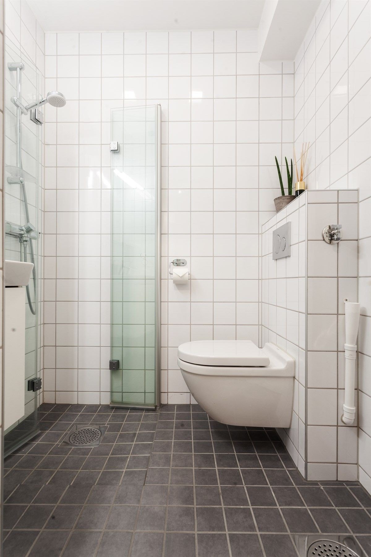 Moderne bad. Varmekabler i gulvet. Opplegg for vaskemaskin. Galleribilde