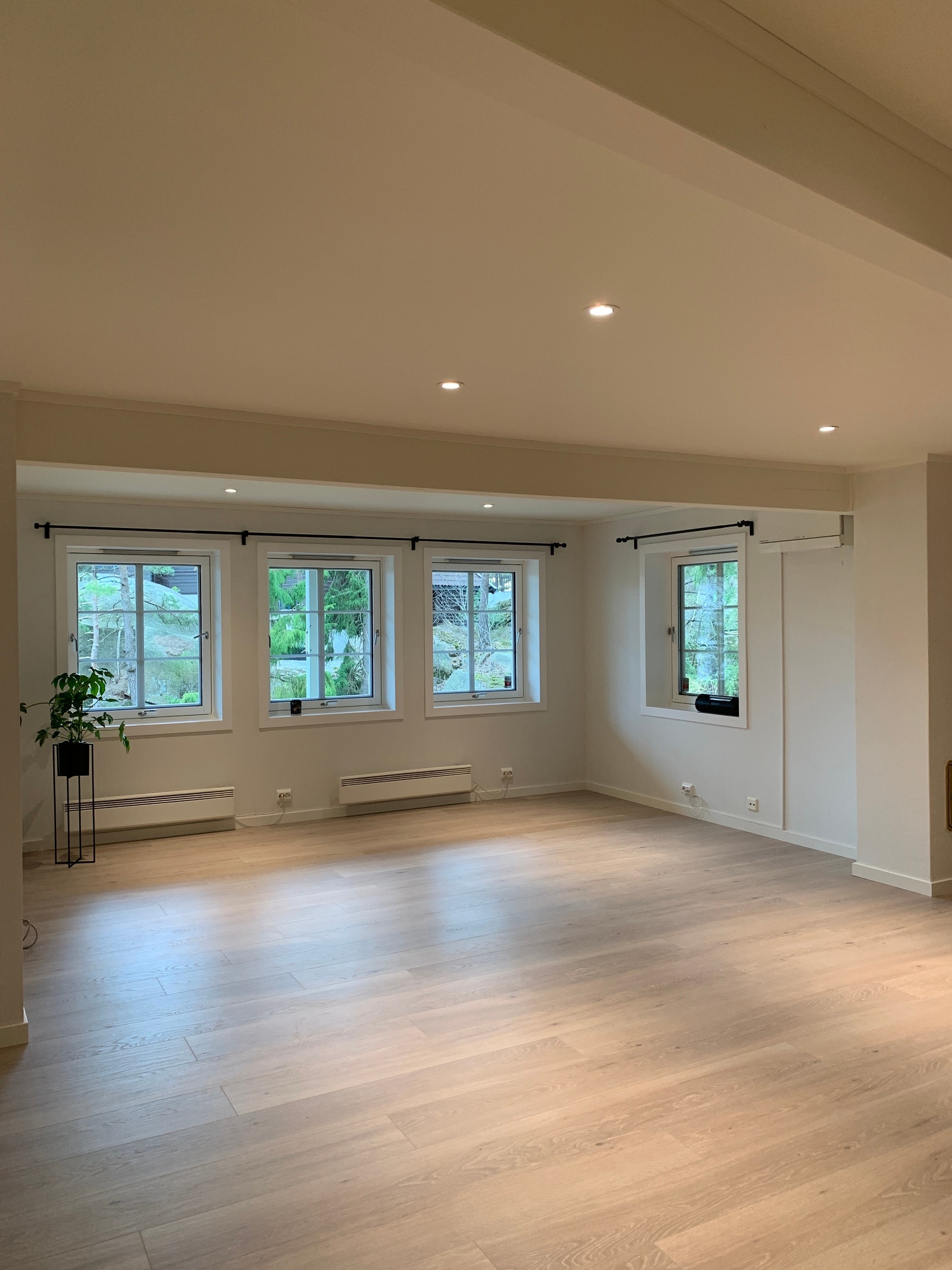 Godt med dagslys til å være kjellerleilighet. God plass til sofa, tv-seksjon og spisestue. Galleribilde