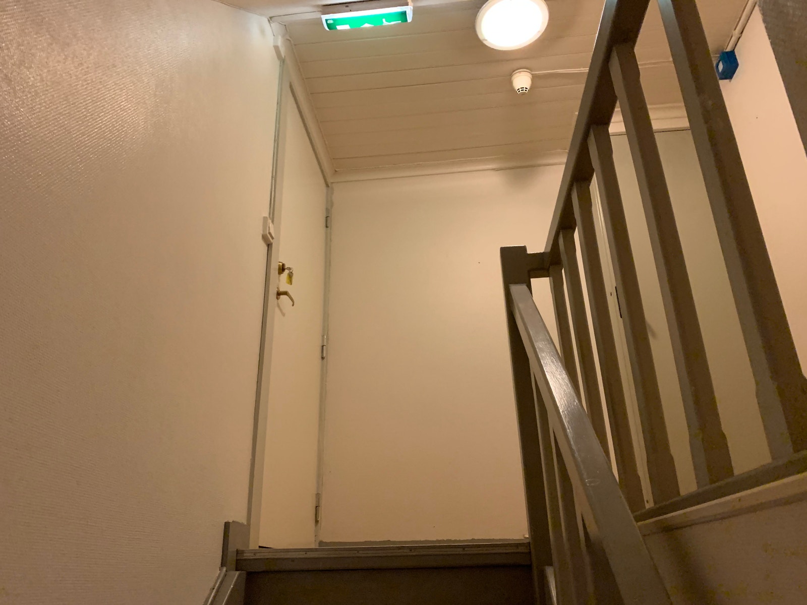 Gang utenfor leilighet Galleribilde