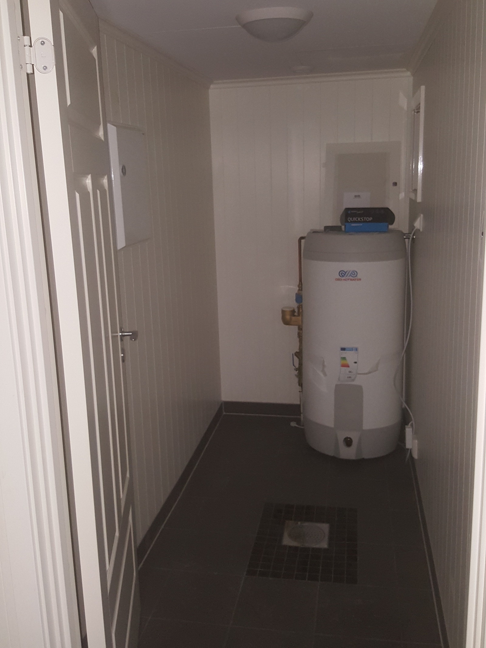 Teknisk Rom/bod med god plass for innelagring. Automatsikringskap Galleribilde