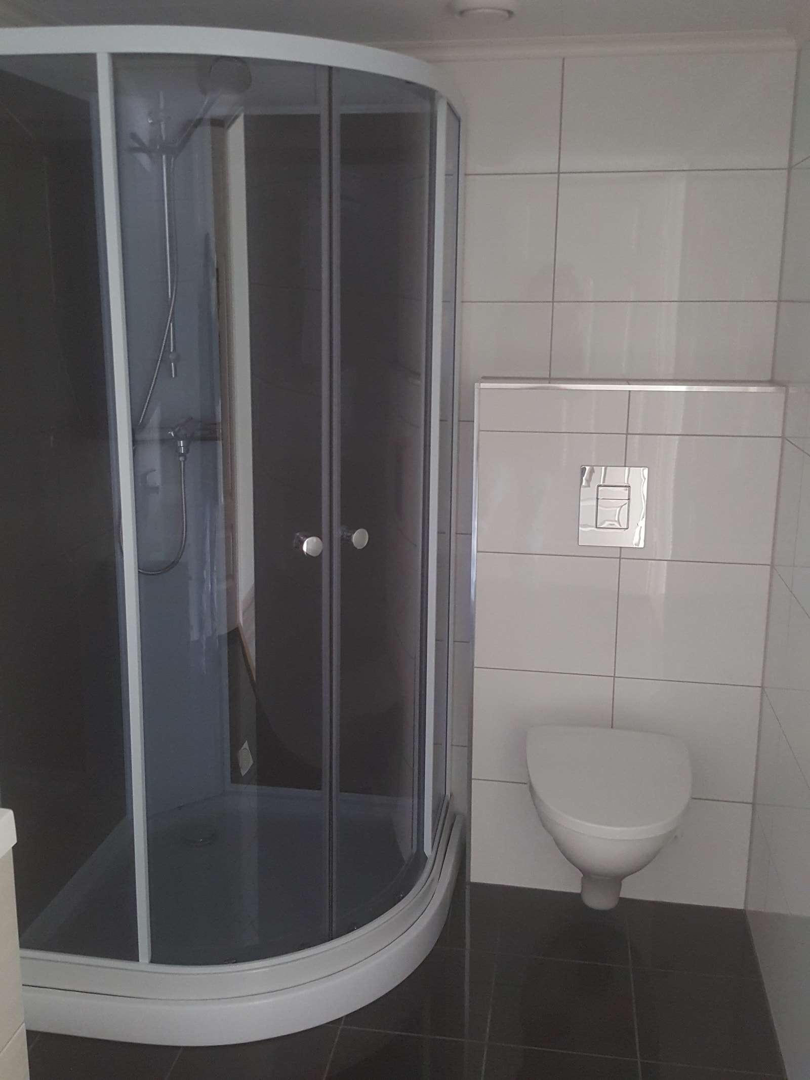 Pent flislagt bad med varmekabler i gulv, dusjkabinett, vegghengt wc
servant med overskap og underskap.
Plass til vaskemaskin Galleribilde