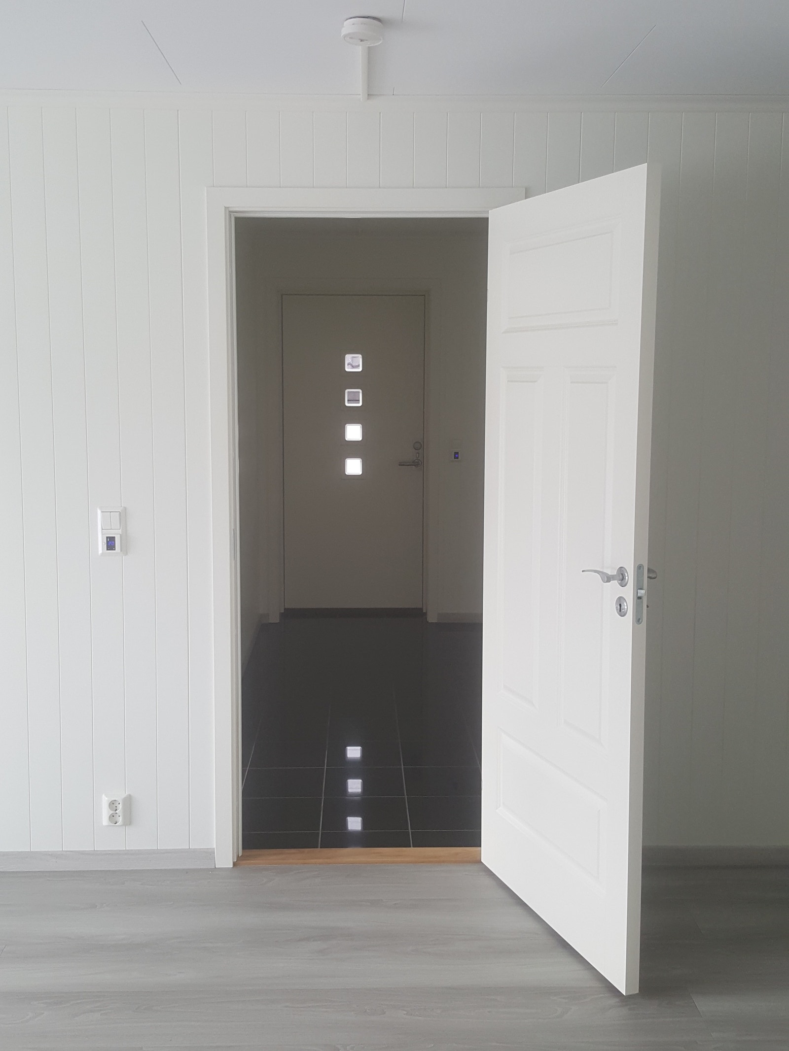 I gangen er det flislagte gulv med varmekabler Galleribilde