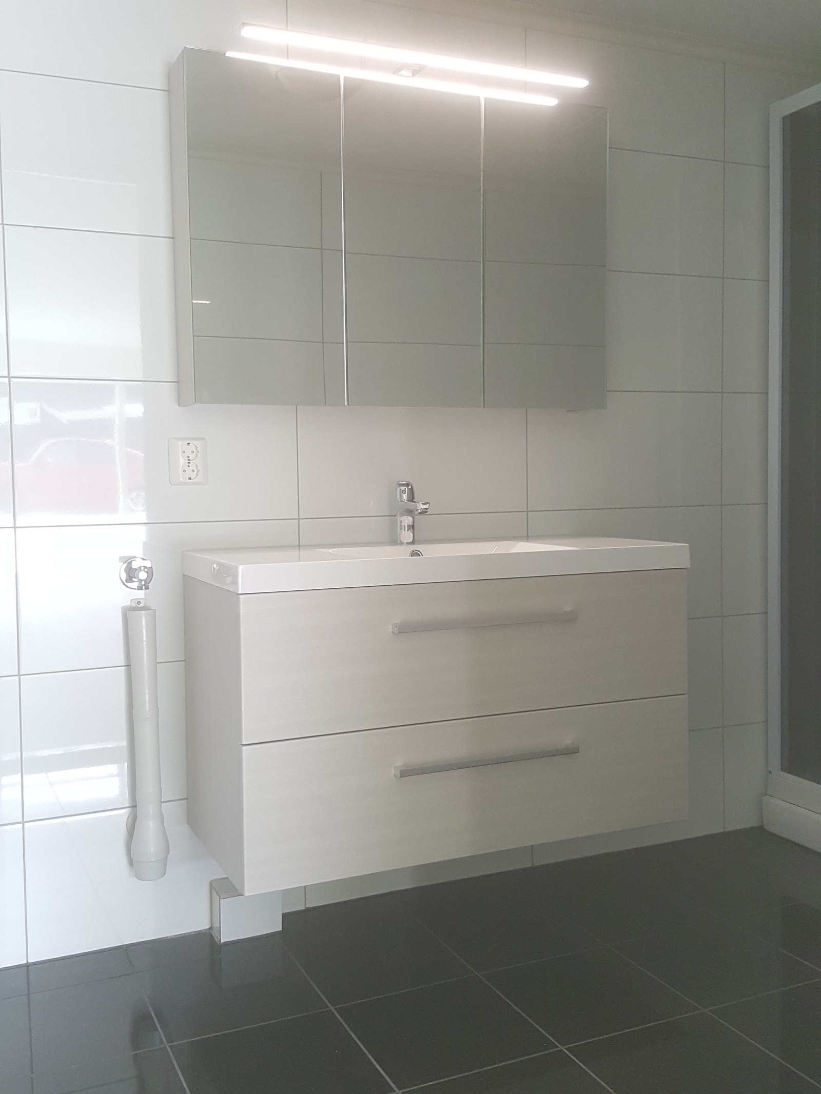 Moderne servant med overskap og underskap Galleribilde