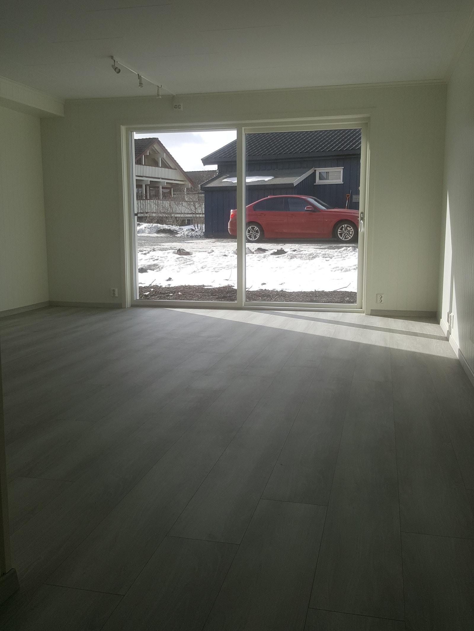 Romslig stue med varmekabler gulv, store skyvedørs vindu vend ut mot markterrasse. Meget gode solforhold om sommeren. Galleribilde