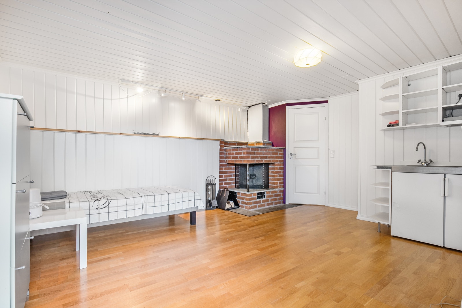 Stort rom med peis og varmekabler Galleribilde