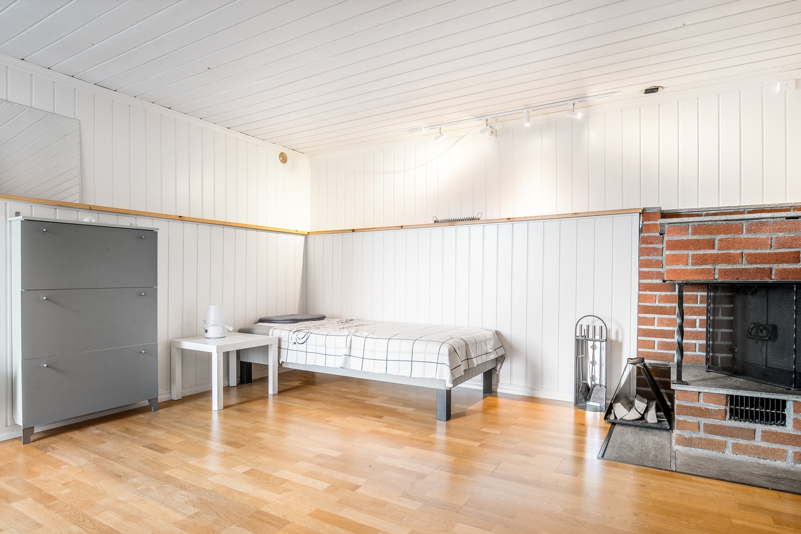 Sengen inngår ikke. Kun forå vise hvor stor plass det er. Galleribilde