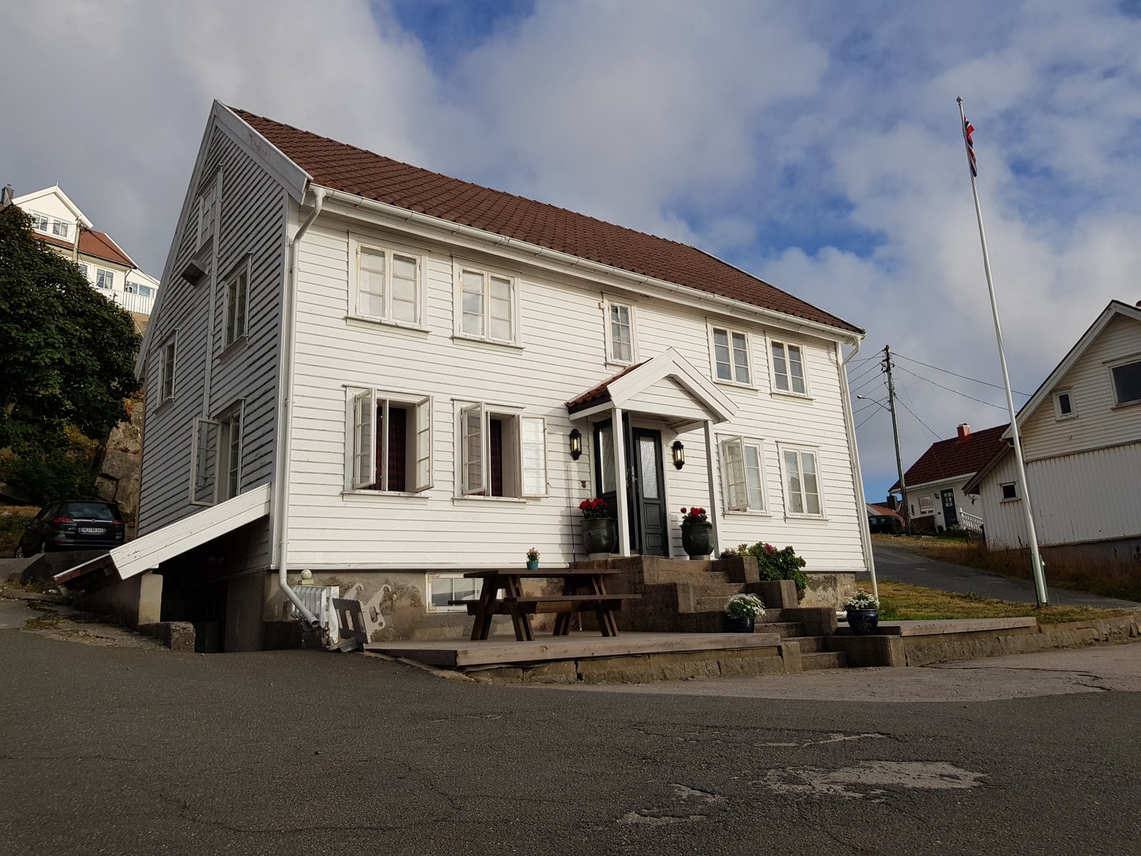 Hele 1. etg. leies ut (2 etg. er leiet ut til fastboende og benyttes sjeldent) Galleribilde