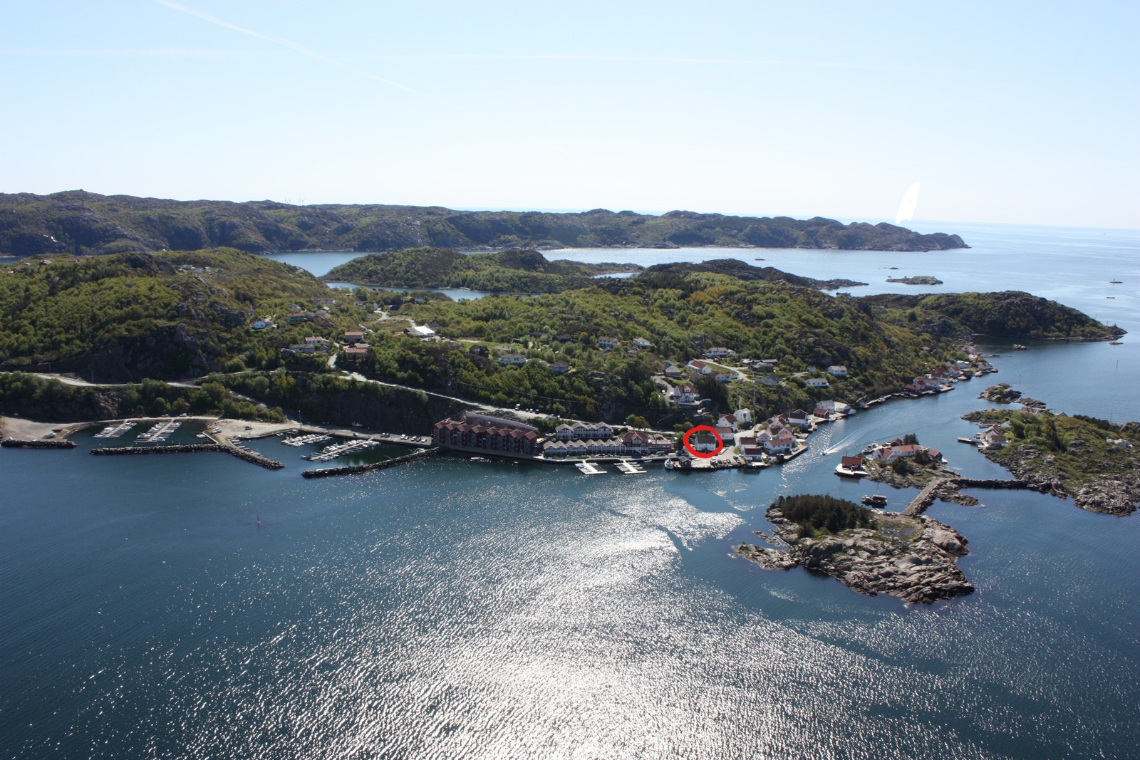 Huset ligger midt i Korshamn med Lindesnes i bakkant Galleribilde