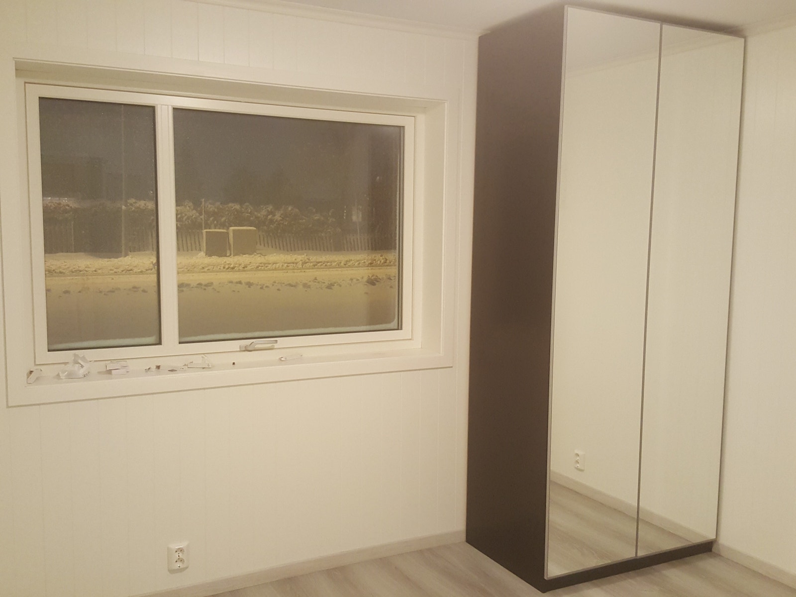 Dobbel klesskap med glassdør i front på begge soverom Galleribilde