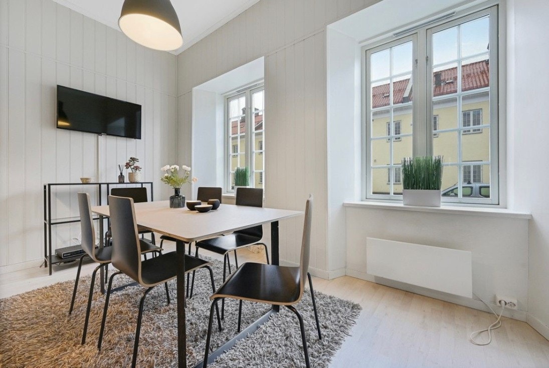 Dining Table, sofa and TV Galleribilde