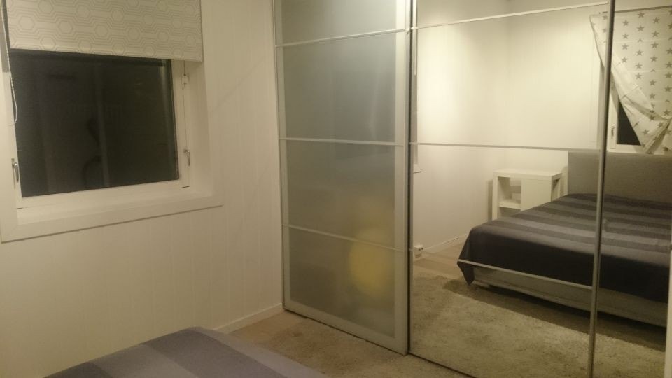 (vanlig tel. Bilde) Soverom med stor skyverdørsgarderobe og flott 1-stavs parkett på gulv. Galleribilde