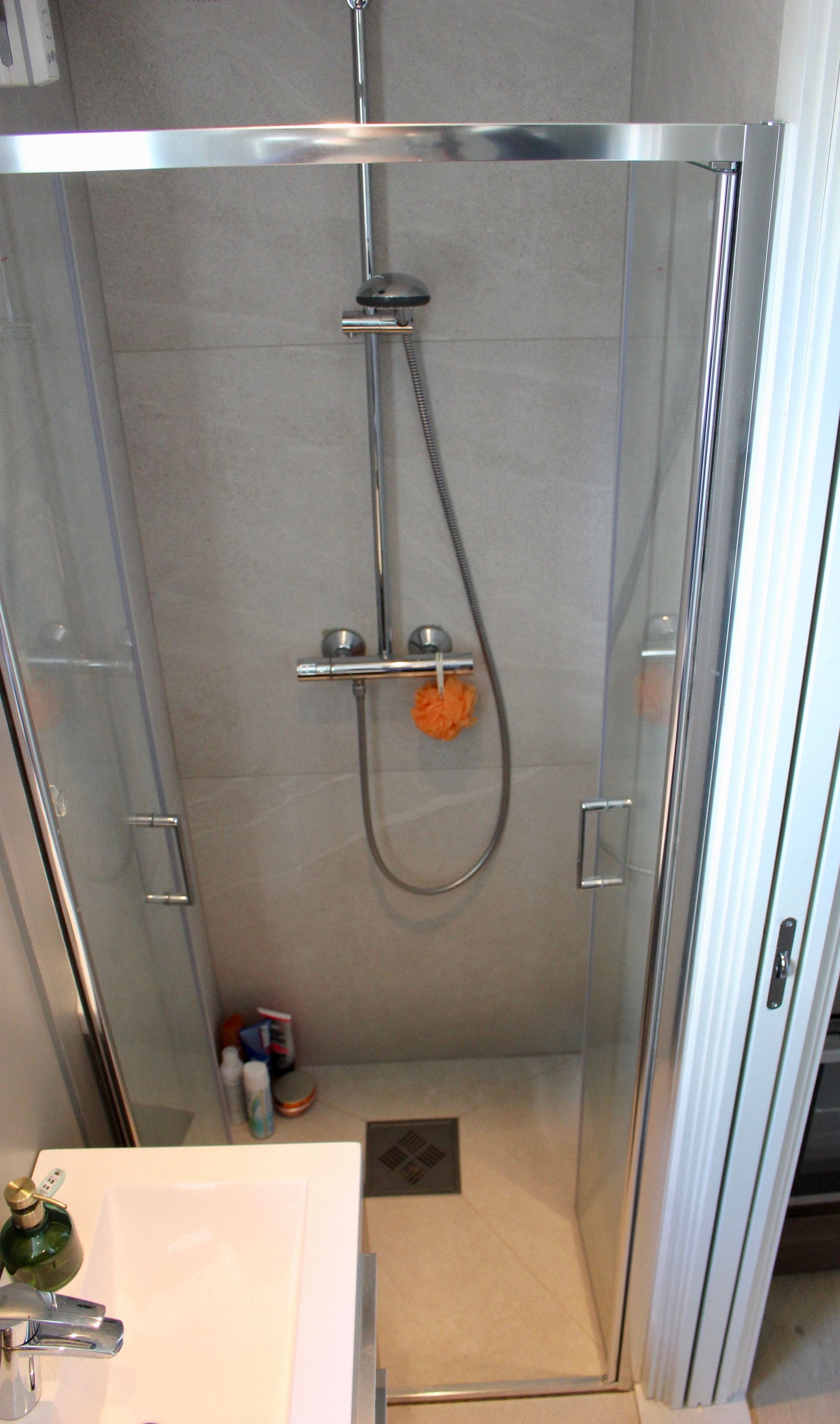 Praktisk, nytt bad med dusj, servant og vaskemaskin Galleribilde