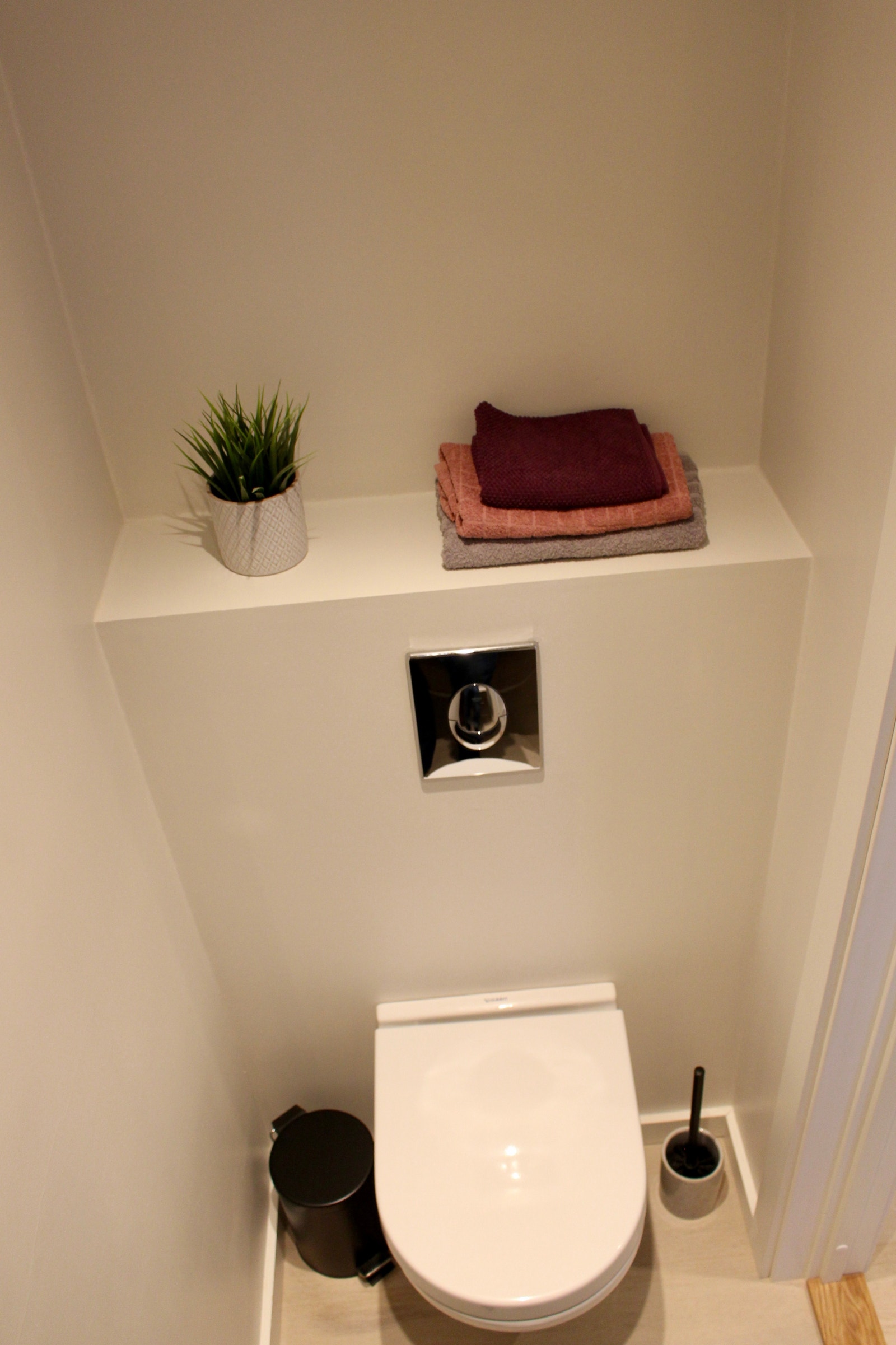 Separat og nyoppusset toalett med varme i gulv Galleribilde