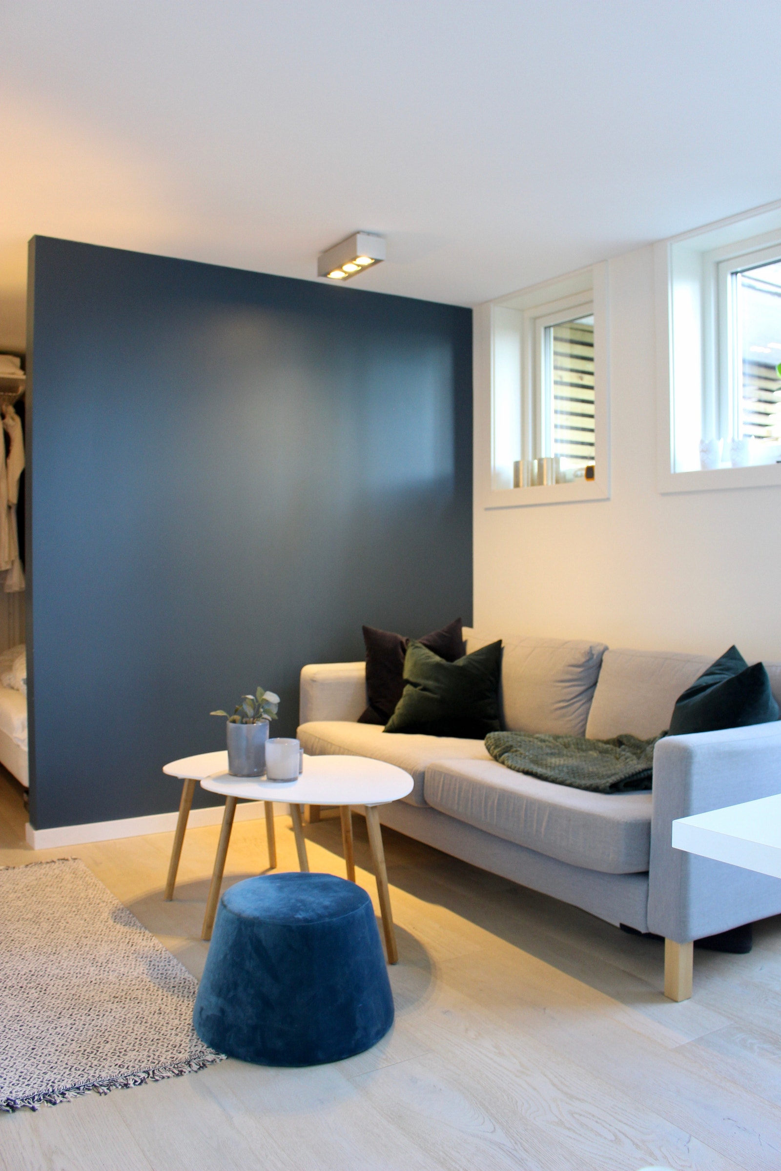 Hyggelig og lys stue med sofa og TV. Varme i alle gulv. Galleribilde