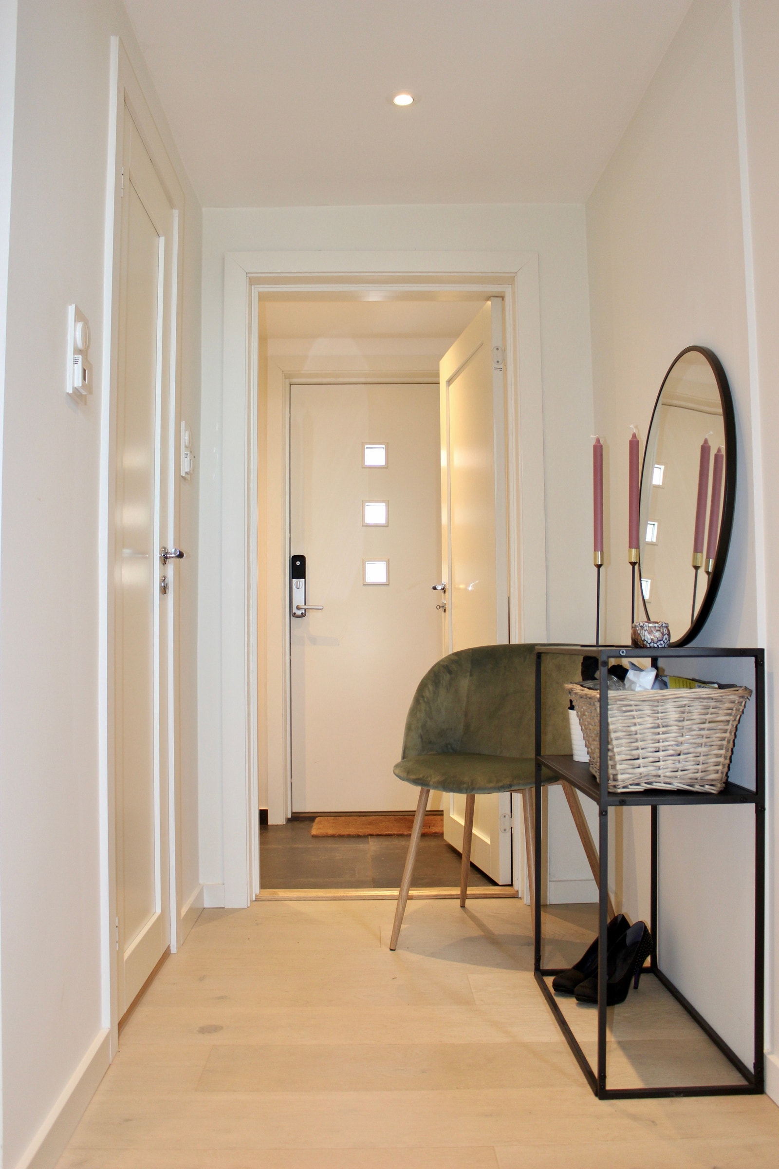 Entre med garderobeskap Galleribilde