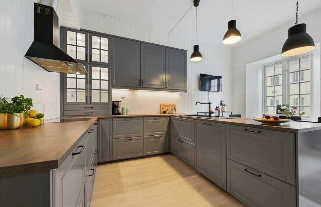 Large Kitchen: Oven, microwave, dishwasher and two fridge freezers Galleribilde