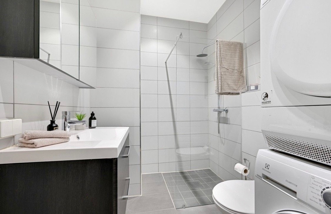 Bathroom 2 with washing machine and separate dryer Galleribilde