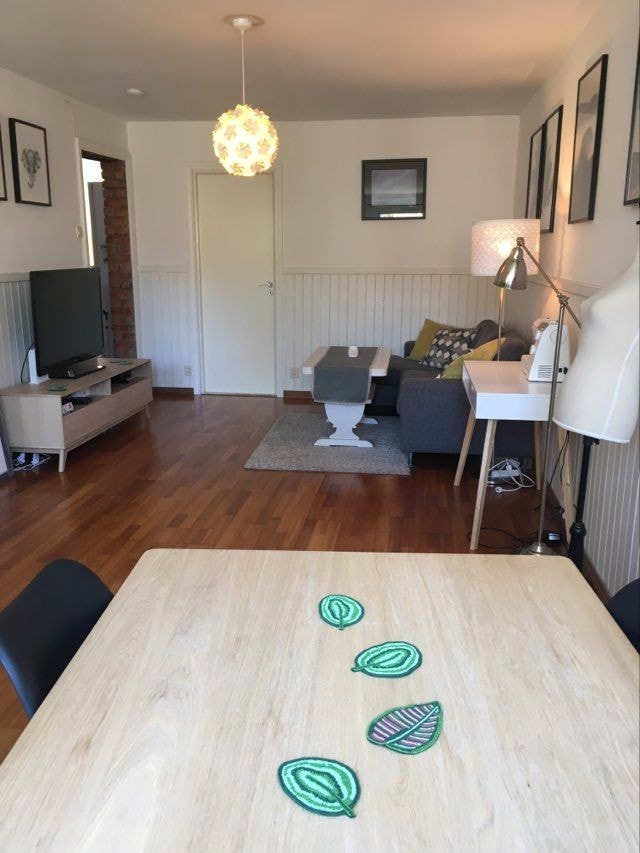 God plass til spisestue, så du kan nyte hyggelige måltider og invitere venner (plater følger med, så bordet kan forlenges med plass til opptil 10 pers) Galleribilde