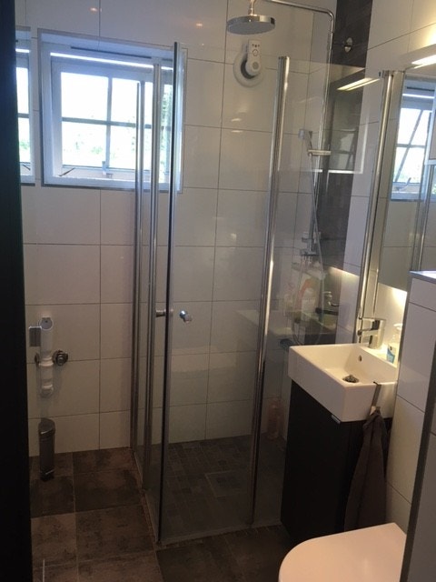 Stor tropedusj på badet med foldbare dører for maks utnyttelse av arealet. Vinduet er skiftet ut i februar 2021. Galleribilde