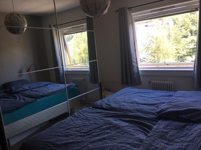 Stor garderobeløsning med speil og skyvedører. Nytt vindu i februar 2021 som isolerer godt for støy. Galleribilde