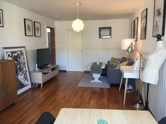 Møblert stue sett fra balkongsiden Galleribilde