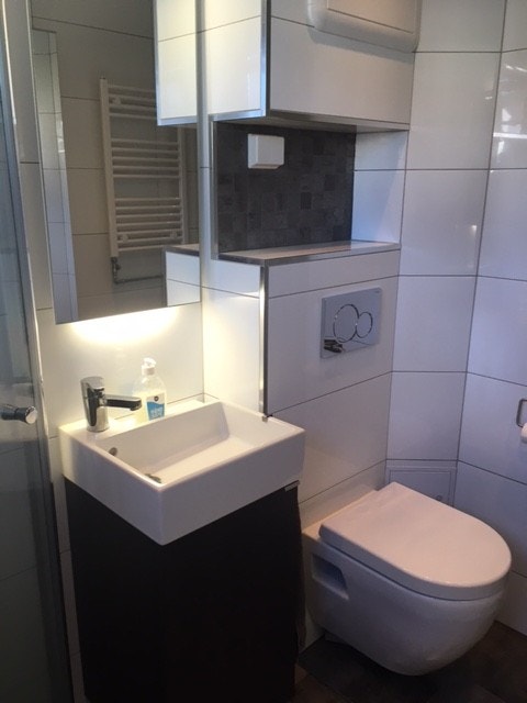 Bad oppusset i 2021 med opplegg for vaskemaskin, varmekabler og håndkletørker som er koblet til radiatorkretsen - så du får varme håndklær på vinteren (oppvarming og varmtvann inkl. i leie). Galleribilde