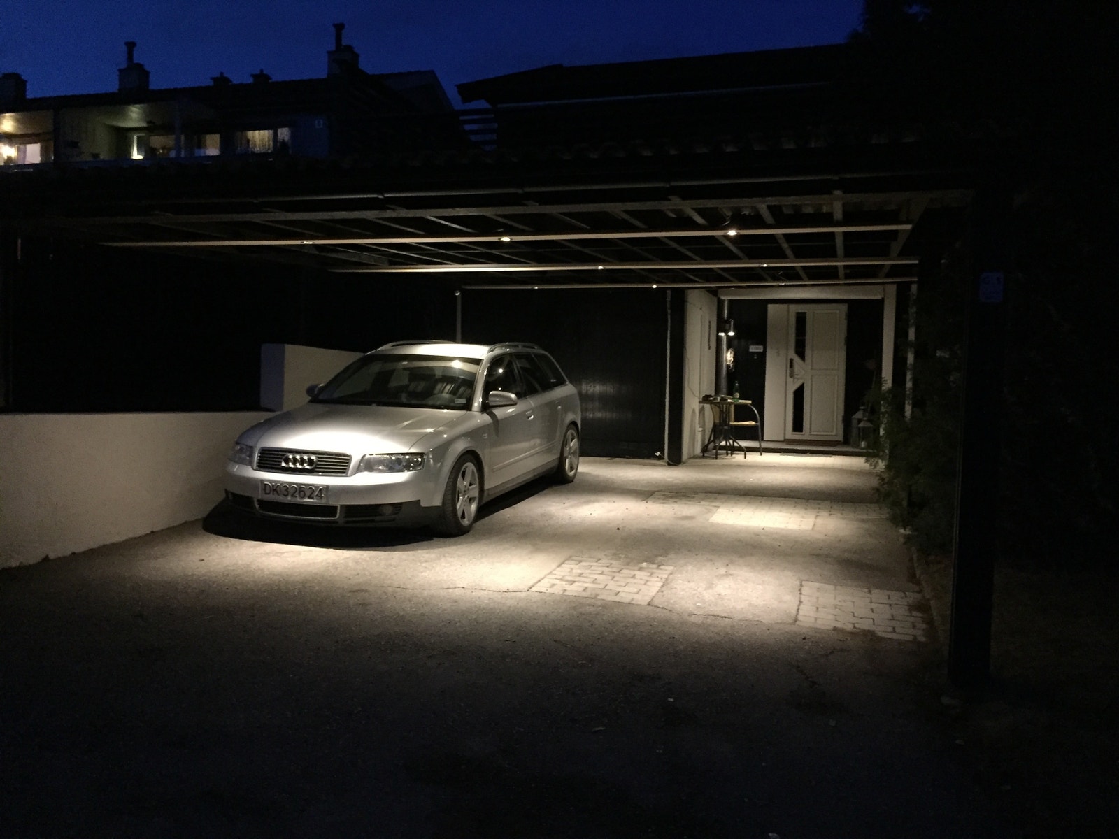En parkeringsplass i carport for bofelleskap. Ellers gratis gateparkering. Galleribilde
