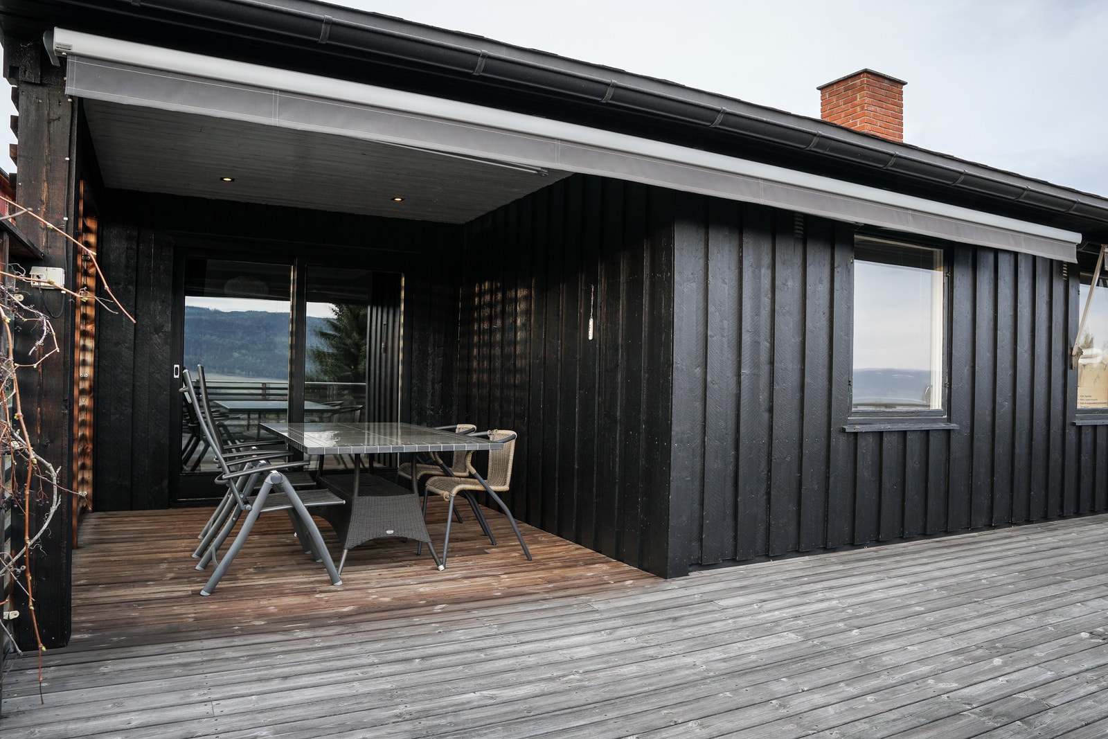 Overbyd spiseplass på veranda. Galleribilde