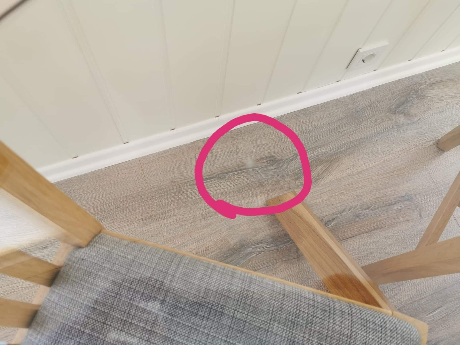 Spisebordet av treglass med 3 stoler | FINN.no Spisebordet av treglass med 3 stoler | FINN.no