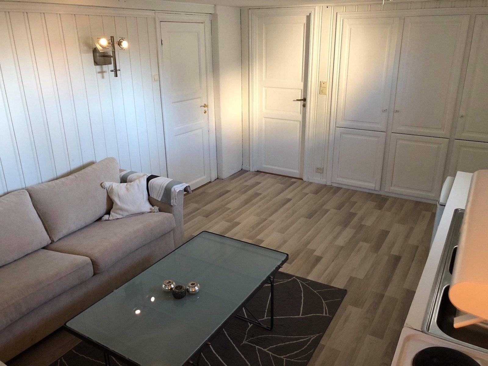 Store romslige skap til høyre i bilde Galleribilde