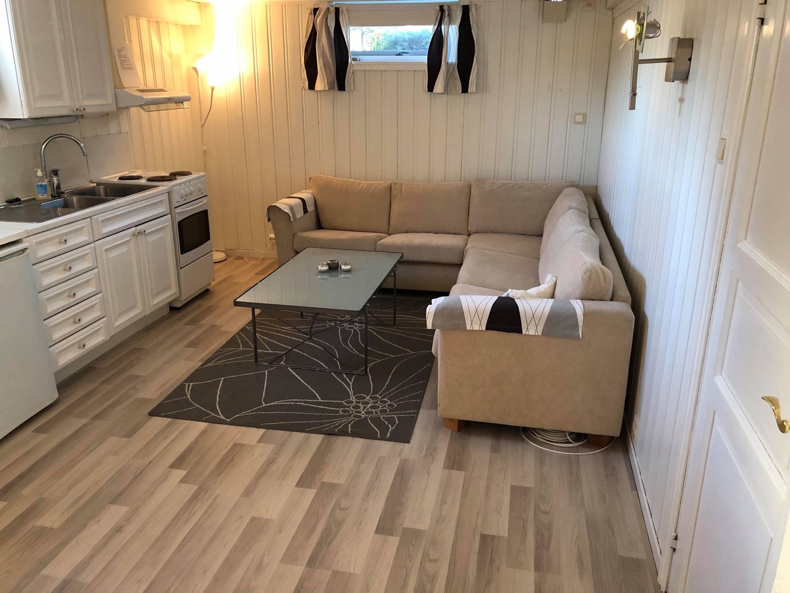 Bildet er tatt fra inngangen til stue/kjøkken, salong byttet ut m vinklet sovesoffa Galleribilde