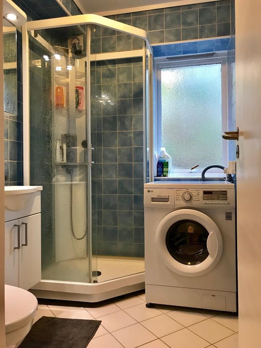 Dusjkabinett og vaskemaskin Galleribilde