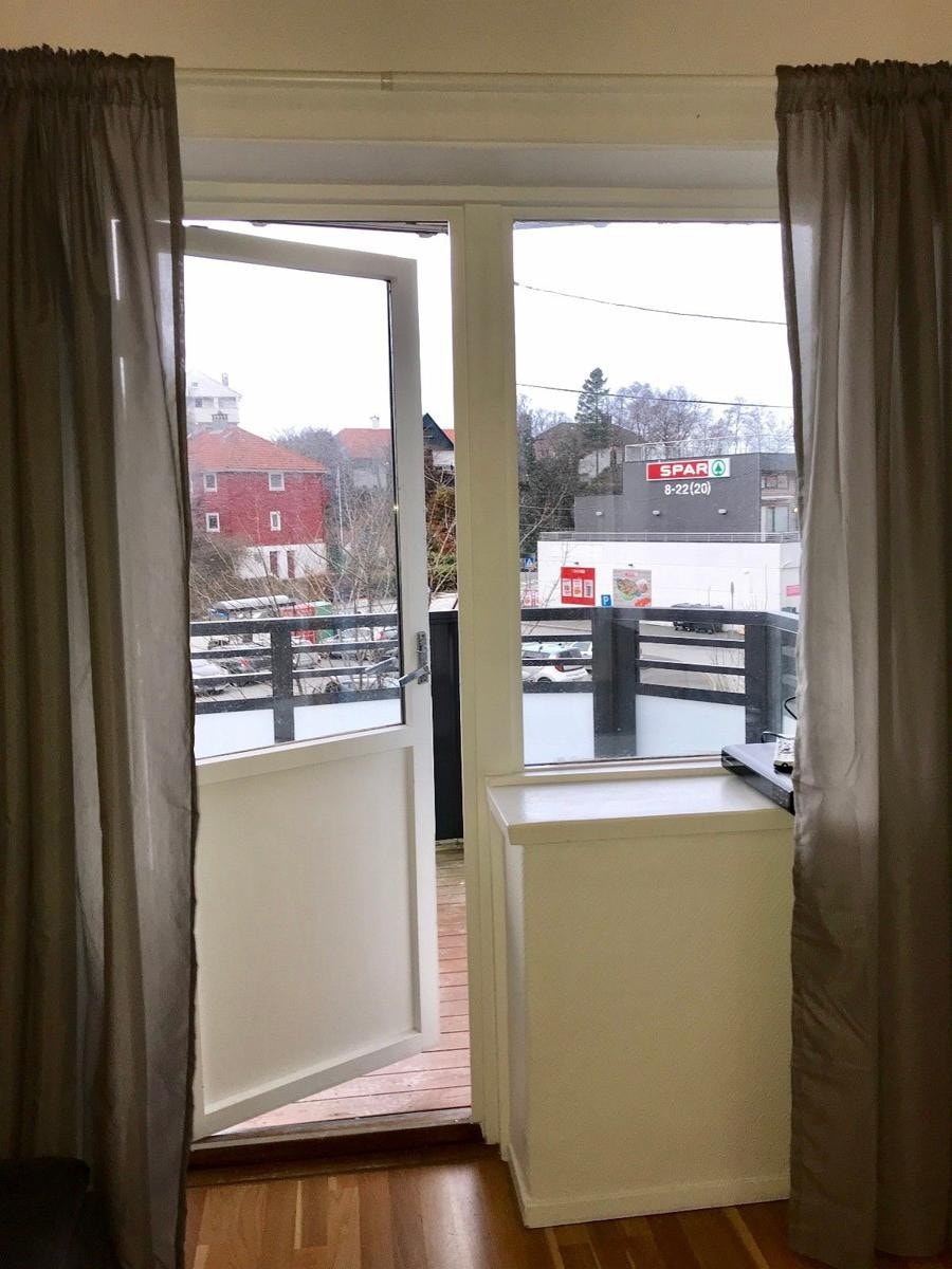 Utgang til stor solrik balkong fra stuen Galleribilde