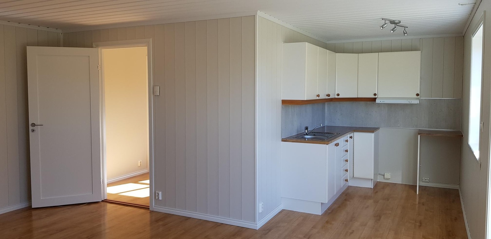 Stue, kjøkken, dør til soverom Galleribilde