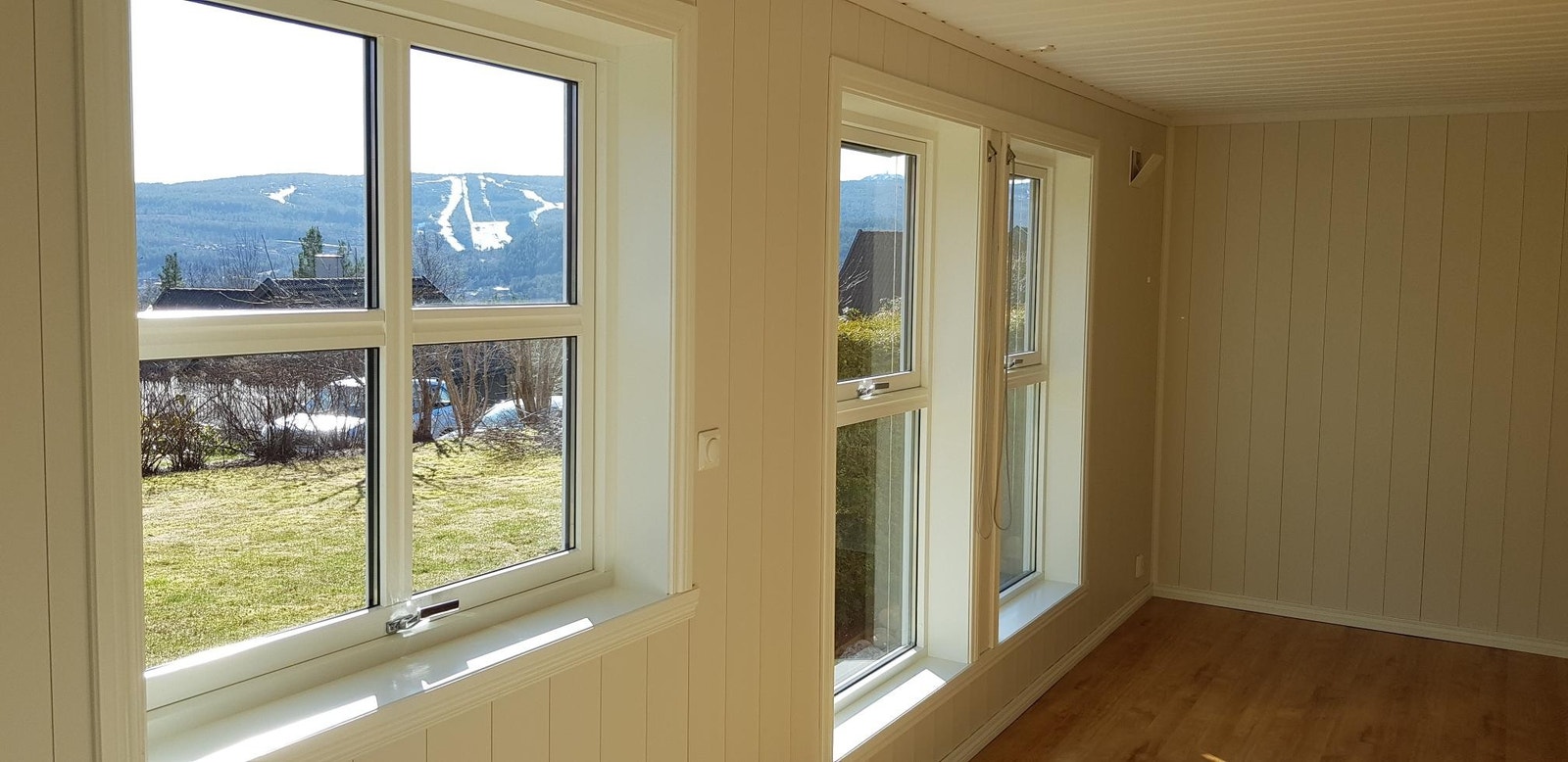 Utsikt fra kjøkken og stue Galleribilde