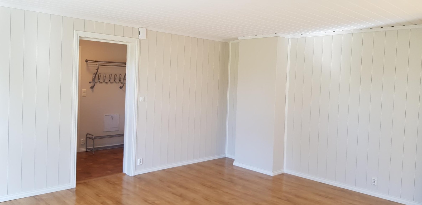 Stue med dør til gang Galleribilde