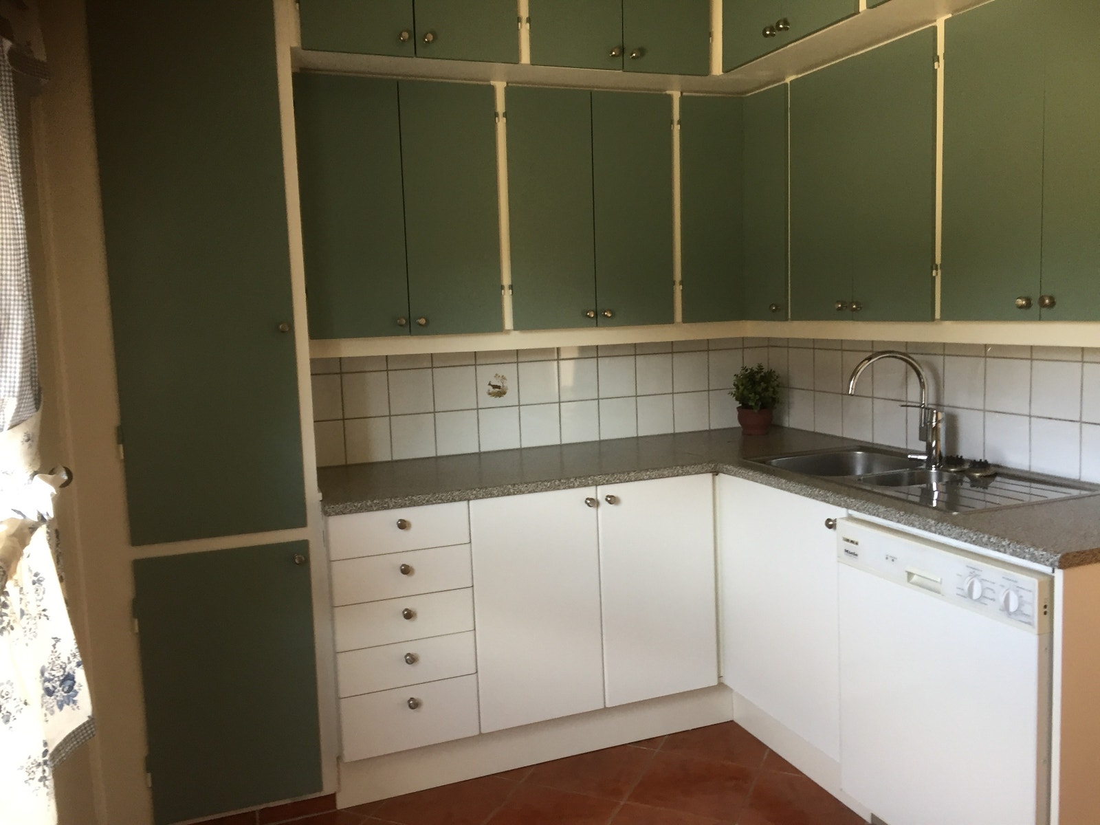 Kjøkken- Oppvaskbenk med Miele oppvaskmaskin. Mye skapplass. Galleribilde