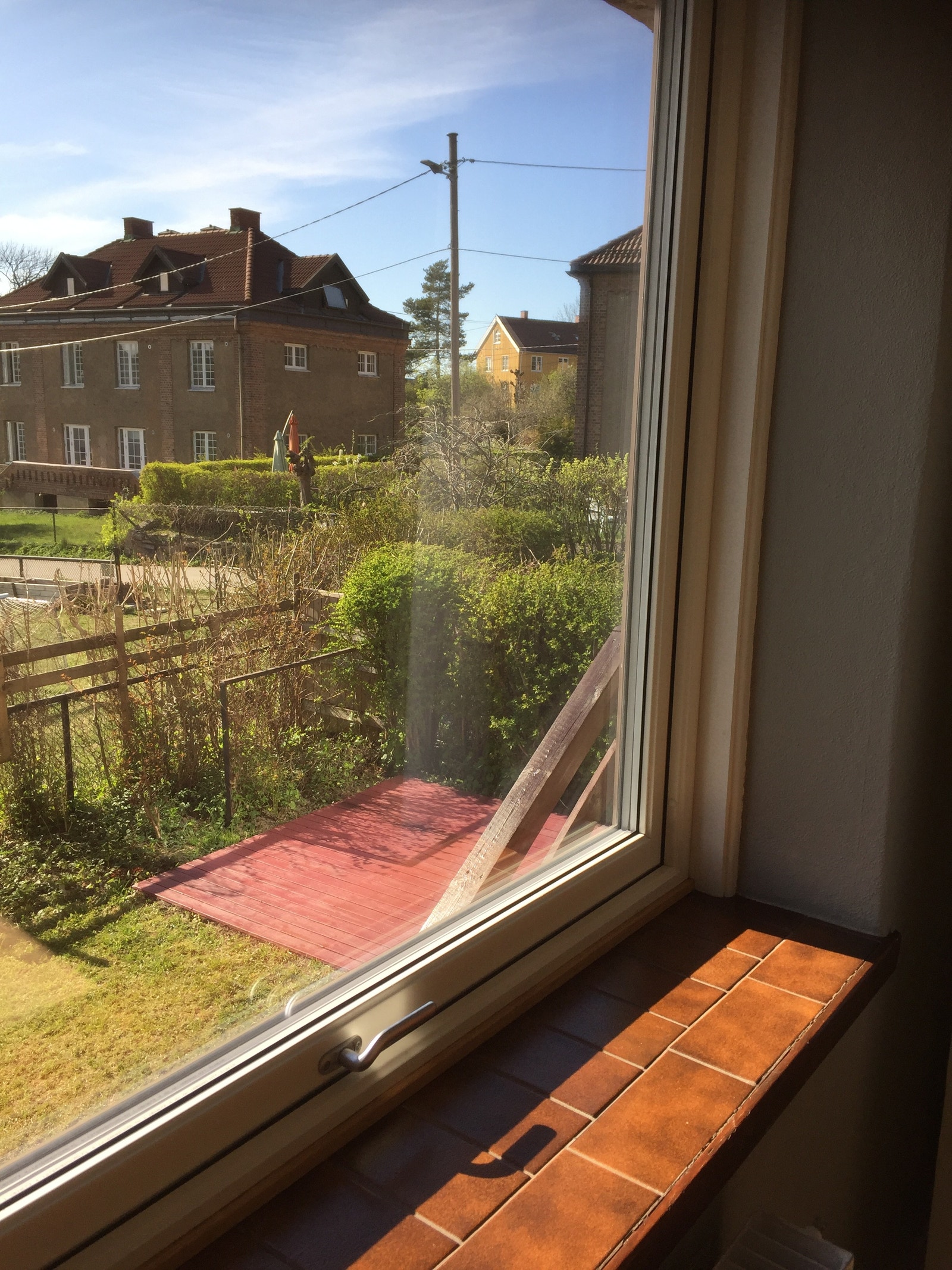 Utsikt fra soveromsvindu - Nye 3-lags vinduer i alle rom, god lyd- og varmeisolering Galleribilde