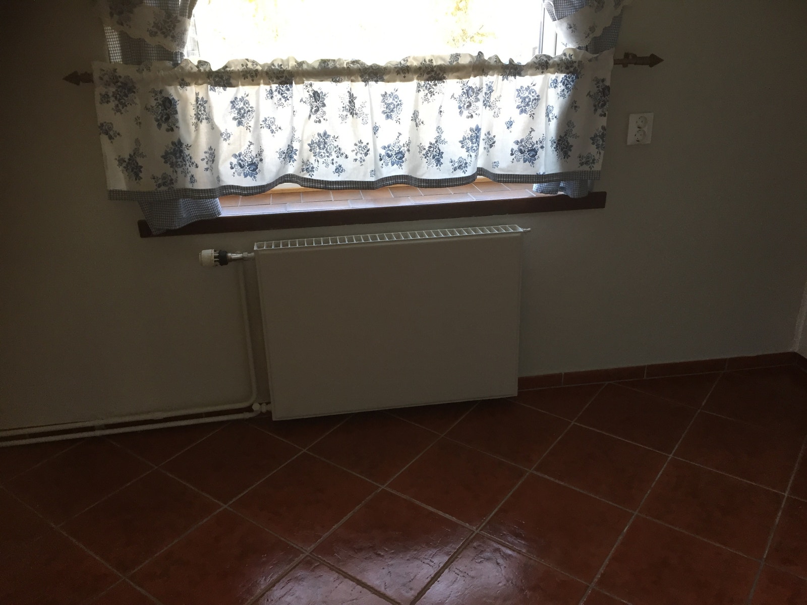 Kjøkken- Plass til spisebord og 4 stoler under vindu Galleribilde