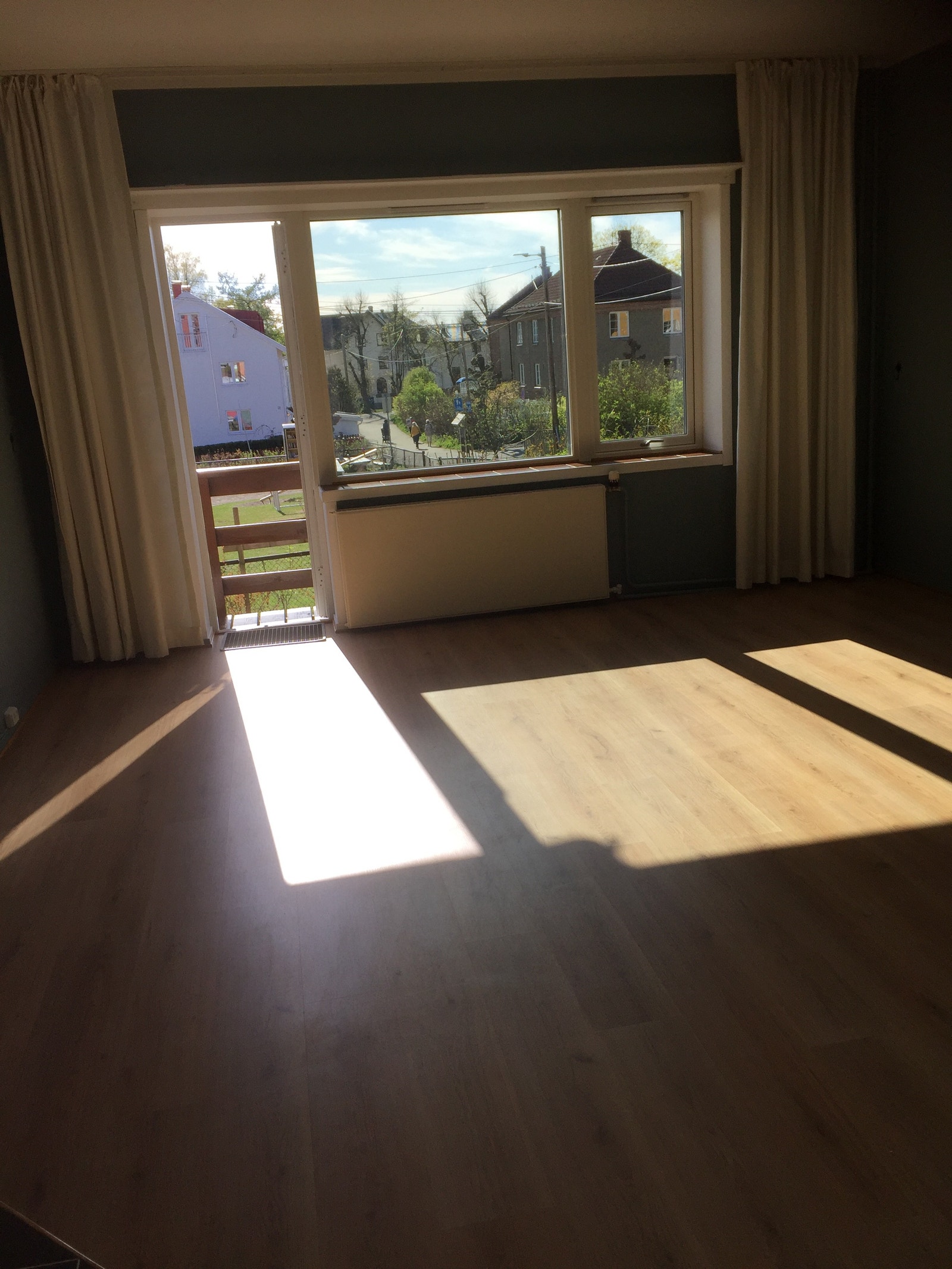 Stue - mot vindu og verandadør Galleribilde