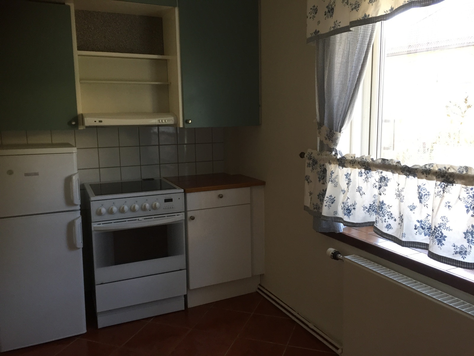 Kjøkken- Electrolux Kjøleskap, Electrolux komfyr m/keramikktopp og gryteskap Galleribilde