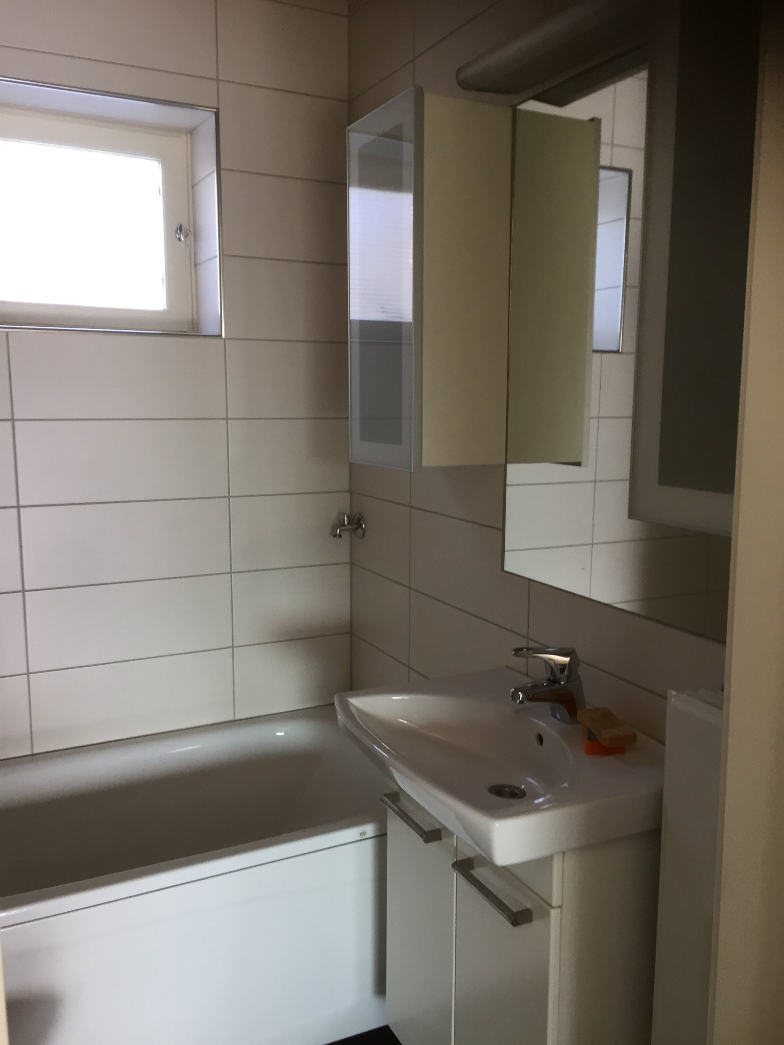 Bad med badekar, servant, baderomsinnredning, varmekabler i gulv + radiator. Galleribilde