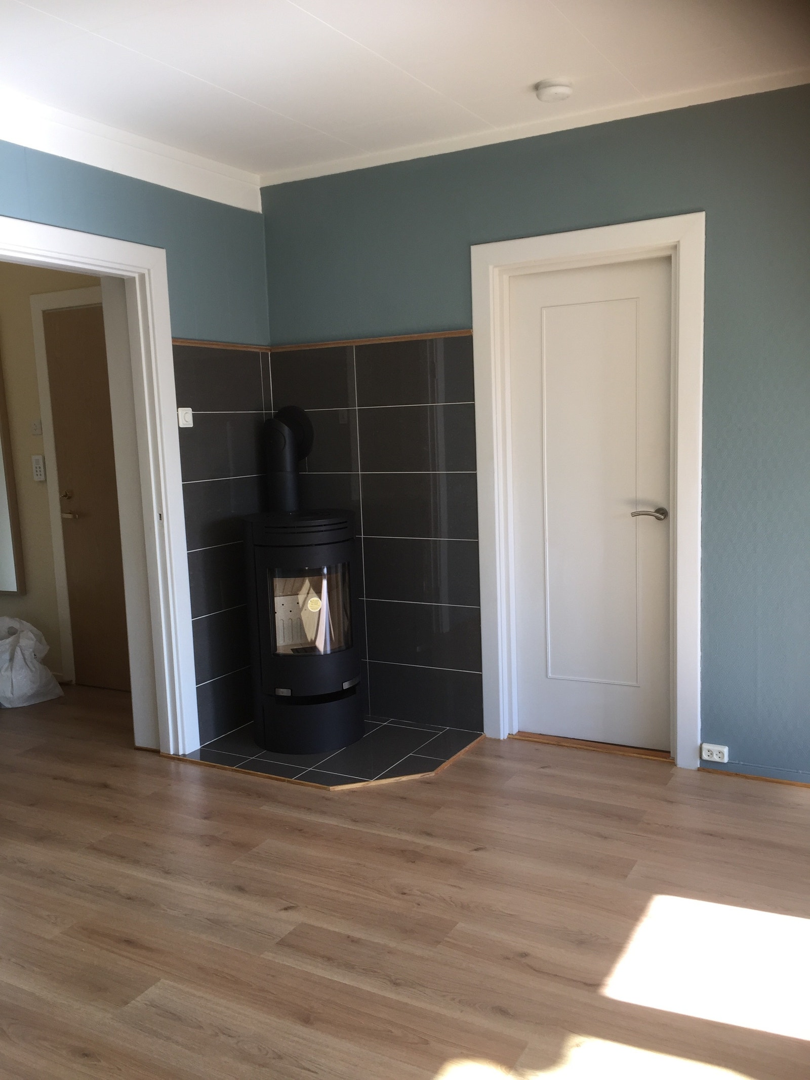 Stue med ny montert peis/ovn Galleribilde