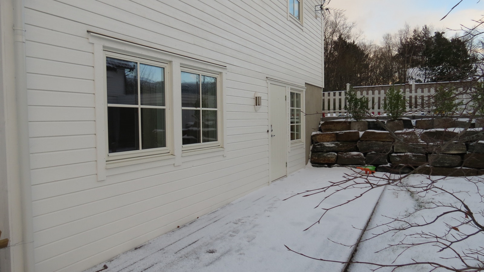 Egen usjenert inngang og terasse Galleribilde