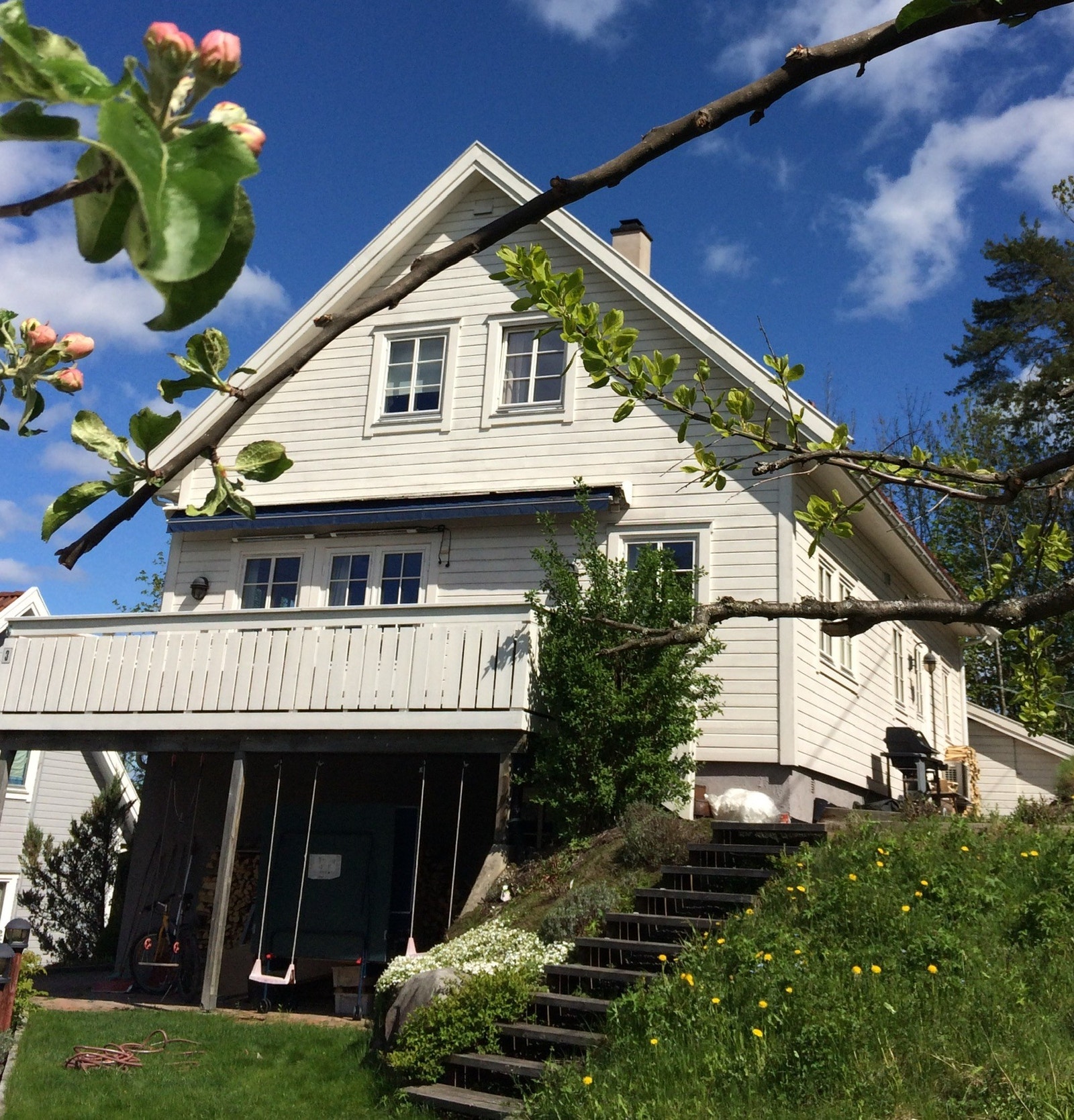 Soveromsvindu under terrassen Galleribilde